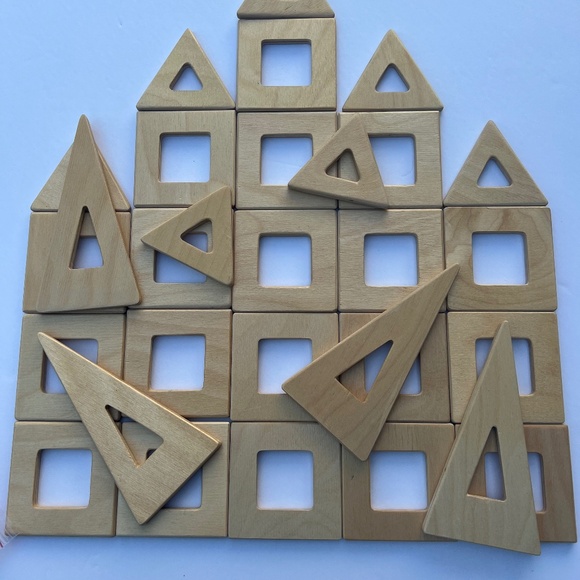 Earthtiles 31 piece wooden magnetic tiles Squares & Triangles. - Picture 1 of 3